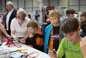 Bild: Besucher der Messe „Kinder-Kult“ bei einem der zahlreichen Mitmachangebote