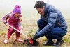 Bild: Vater und Tochter beim gemeinsamen Einplfanzen eines Baumes im Rahmen der TEAG-Baumpflanzaktion.