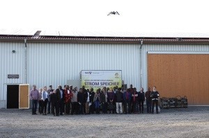 Bild: Mitarbeiter der KomSolar mit der Afrikanischen Delegation vor dem Stromspeicher in Dobareuth
