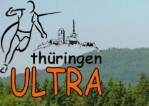 Bild: Das Logo des Thüringen Ultra, im Hintergrund der Inselsberg