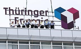 Bild: Das neue Logo der Thüringer Energie wird auf dem Dach der Hauptverwaltung in Erfurt montiert